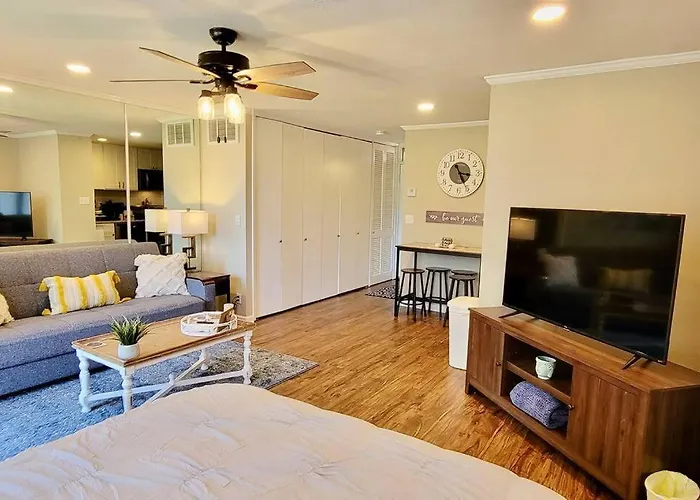 Lakeside Villa - Quite Location, Walk To The Pool And To The Country Club