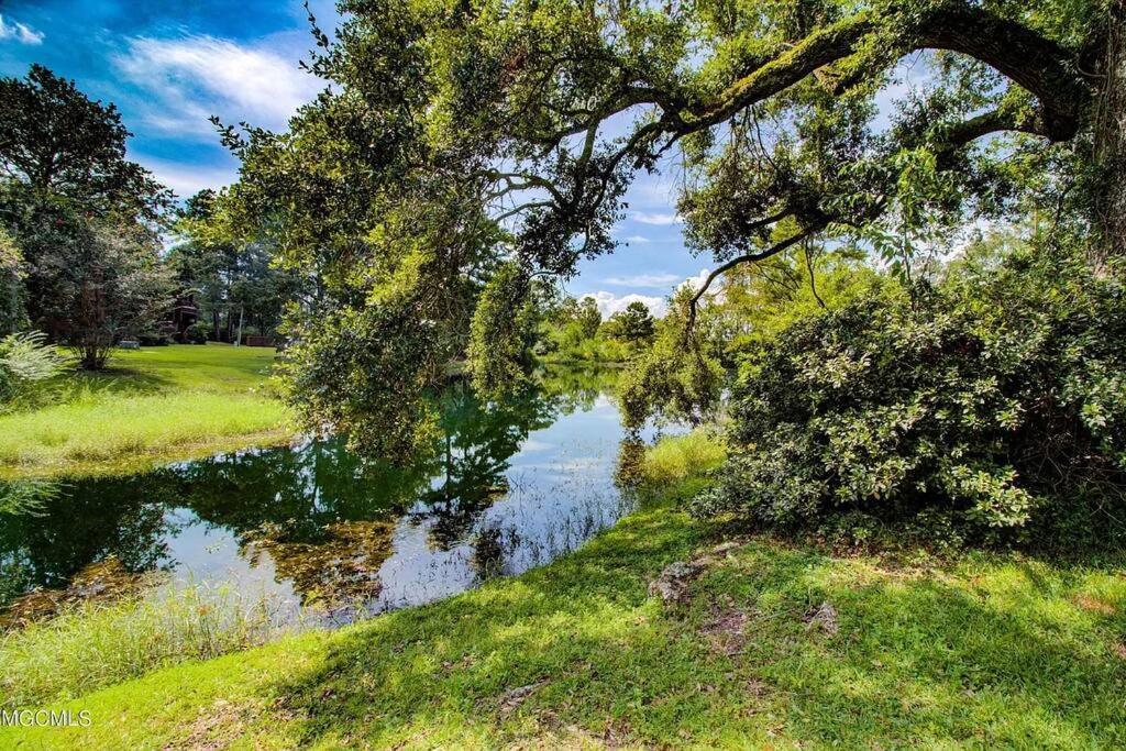 Lakeside - Quite Location, Walk To The Pool And To The Country Club Appartement